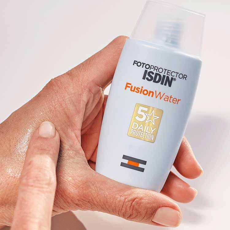 کرم ضد آفتابDaily Protection SPF50 فیوژن واتر ایزدین