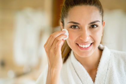 روال پاکسازی آرایش برای حفظ پوستی سالم و درخشان